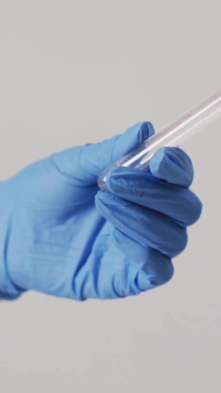 Animazione di una mano guantata che tiene una provetta con analisi dati scientifica