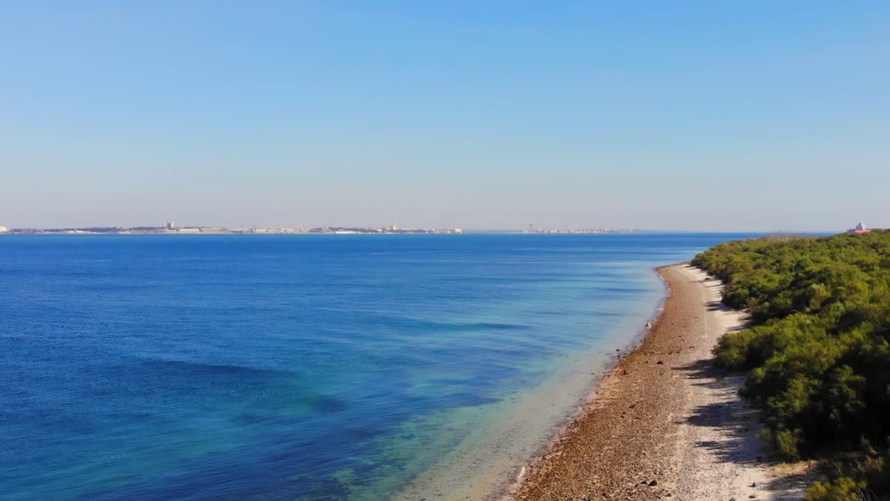Portekiz'in Troia şehrindeki küçük kayalık plajdan drone çekimi.