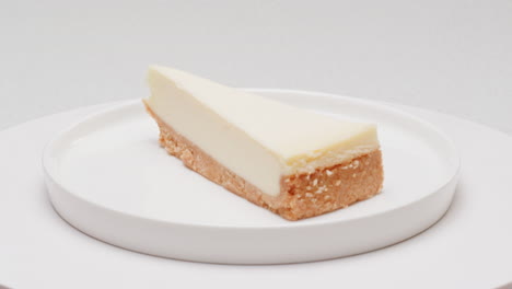 una rebanada de pastel de queso