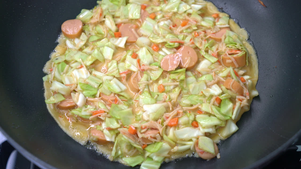 집에서 만든 오코노미야키 또는 팬에 일본 피자