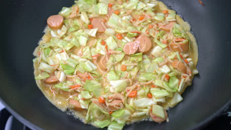 okonomiyaki casero o pizza japonesa en sartén