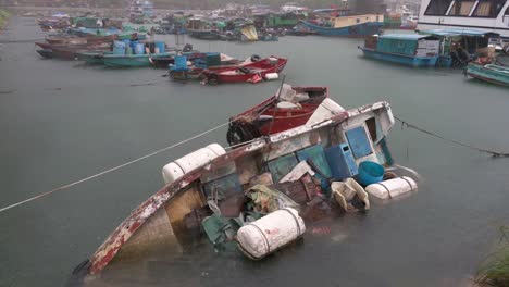 一艘渔船在暴雨中被淹没和损坏, 在严重的热带台风信号t8 ma-on期间, 它持续了63英里的风, 损害了香港市