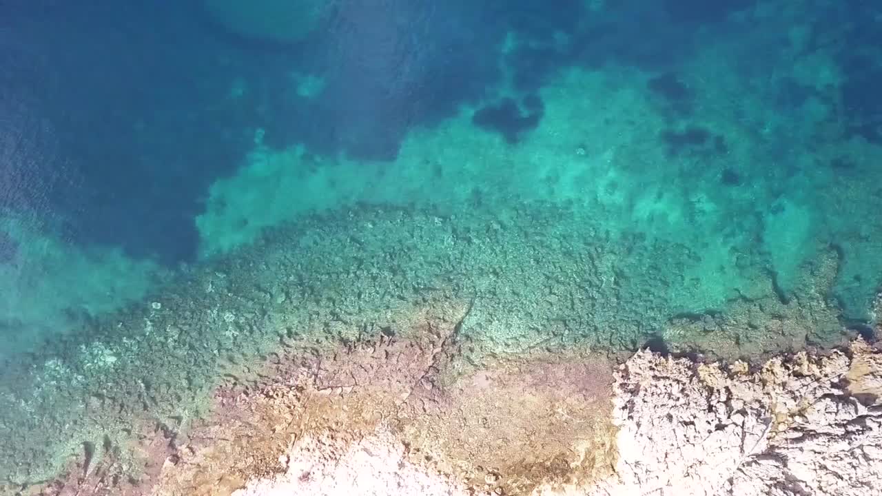 바위 해안선 알바니아 리비에라에 부서지는 파도를 내려다보는 조감도