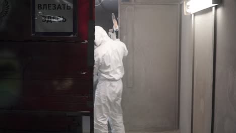proceso de pintura industrial en una cabina de pintura