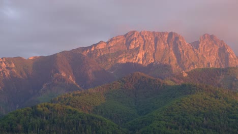 波兰扎科帕内塔特拉山脉的著名giewont山峰的日落景色 - 欧洲的景色 - 顺利的4k24fps