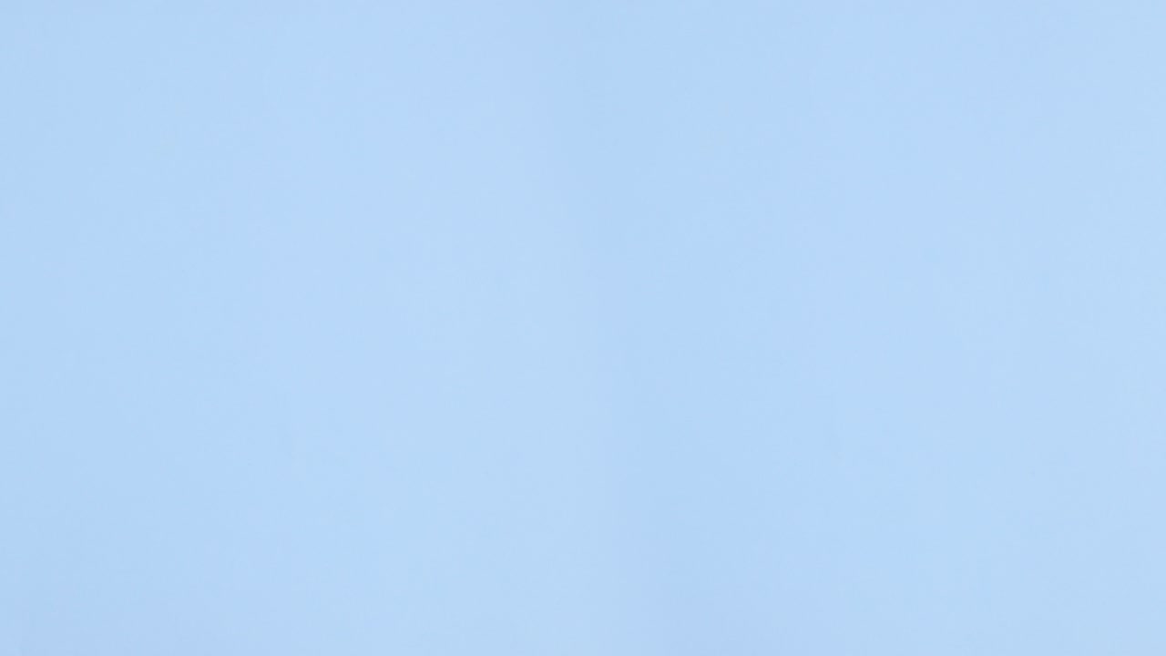 haciendo dos sombreros de papá noel con adornos de navidad en tema azul.