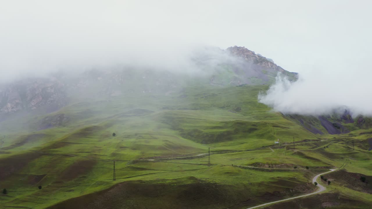 Paisaje montañoso de niebla