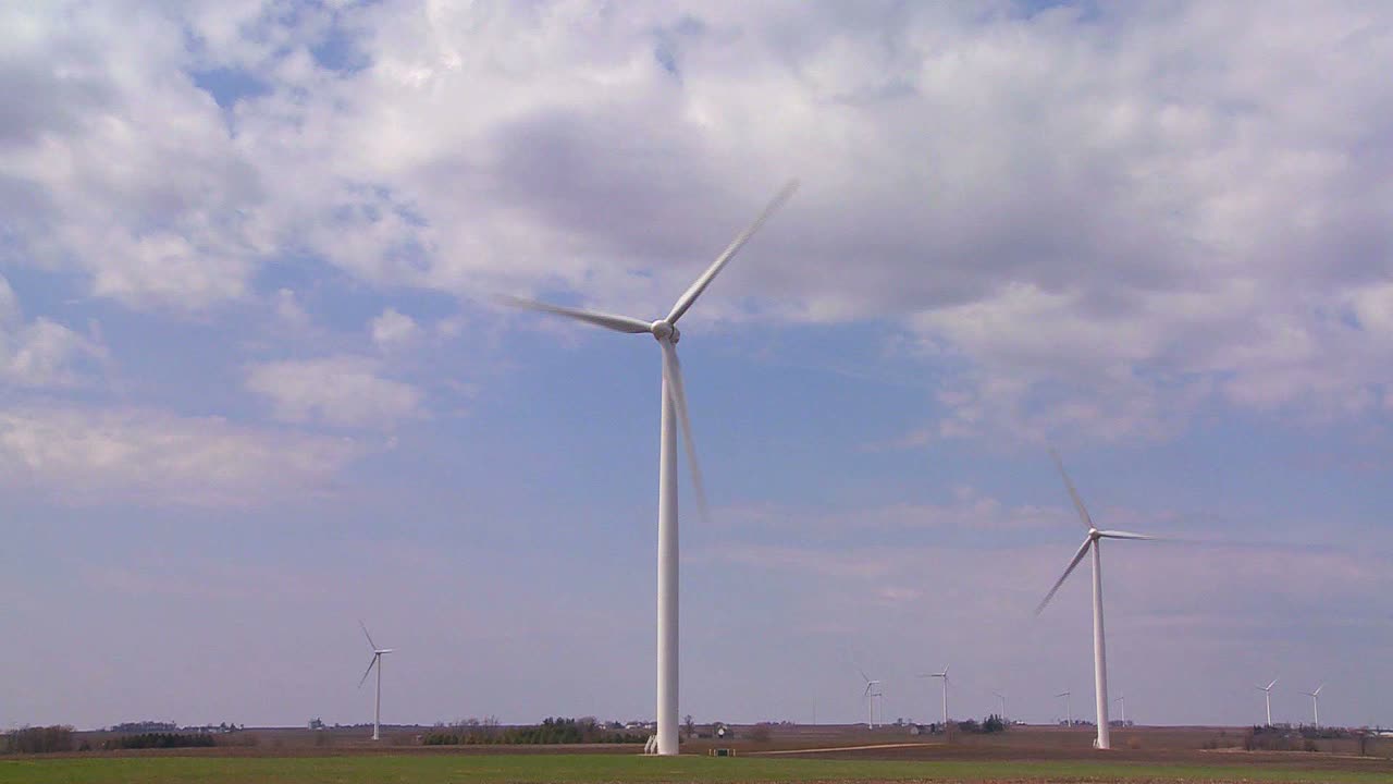 멀리 있는 거대한 풍차는 미국 중서부의 농장 뒤에서 전력을 생산합니다 6