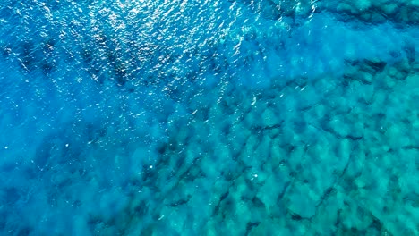 vista aérea de las aguas azules del océano