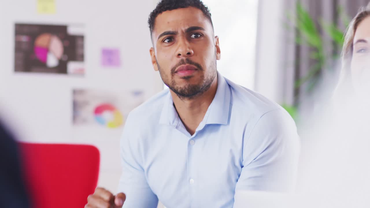 hombre de negocios profesional hablando con sus colegas mientras está sentado en una oficina moderna en cámara lenta