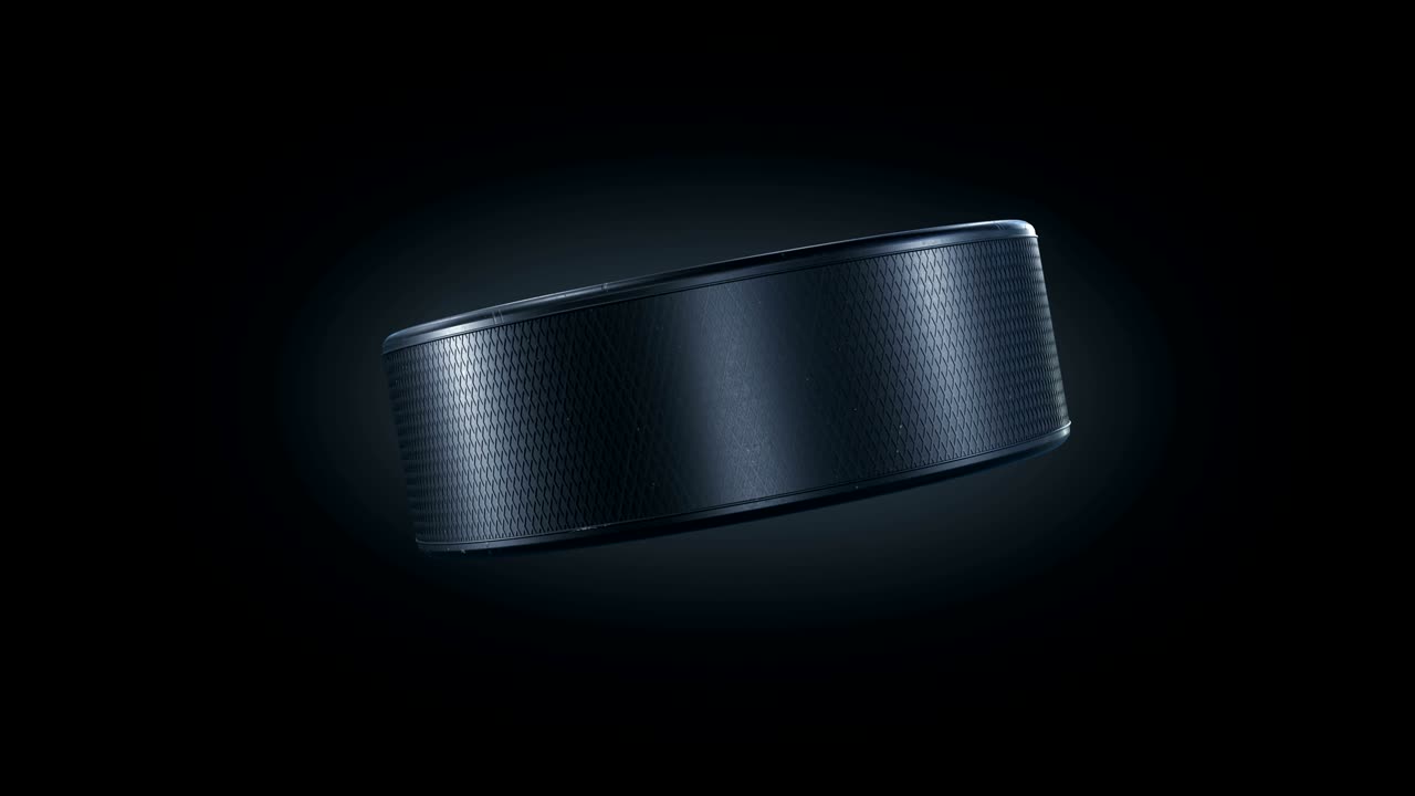 Bellissimo disco da hockey che ruota in primo piano al rallentatore su schermo verde e sfondo nero. Animazione 3D in loop di un disco da hockey che gira, isolato con maschera alfa. Concetto sportivo.