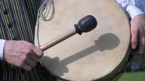 niño letón en traje folklórico tamborileando en cámara lenta