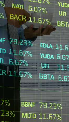 animación del procesamiento de datos financieros sobre personas de negocios en la reunión