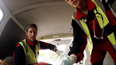 paramédico que utiliza un desfibrilador externo durante la reanimación cardiopulmonar