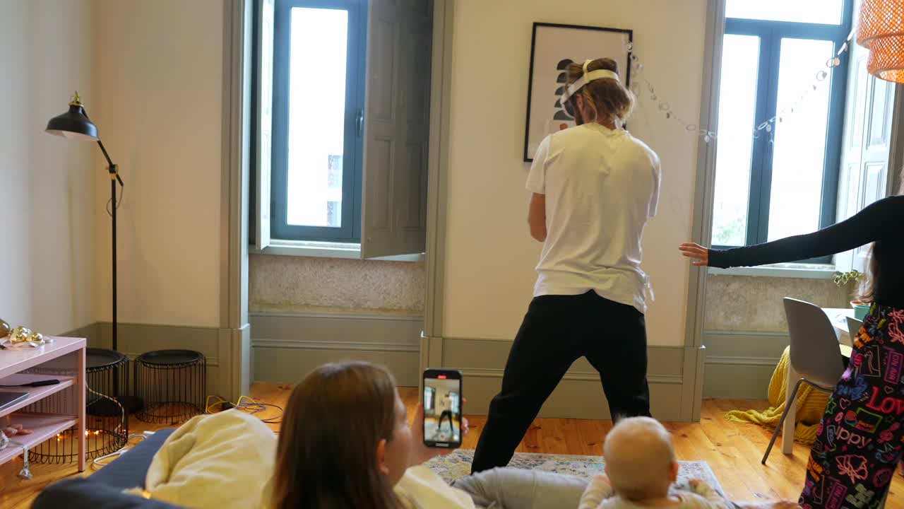 가족이 비디오 통화에서 함께 즐거움을 나누고 있습니다.