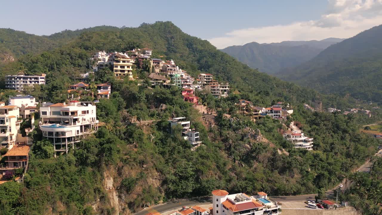 drone aéreo panorámico, casas construidas en una colina verde, costa de méxico paisaje de mismaloya