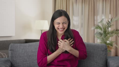 Mujer-India-Teniendo-Un-Ataque-Al-Corazón