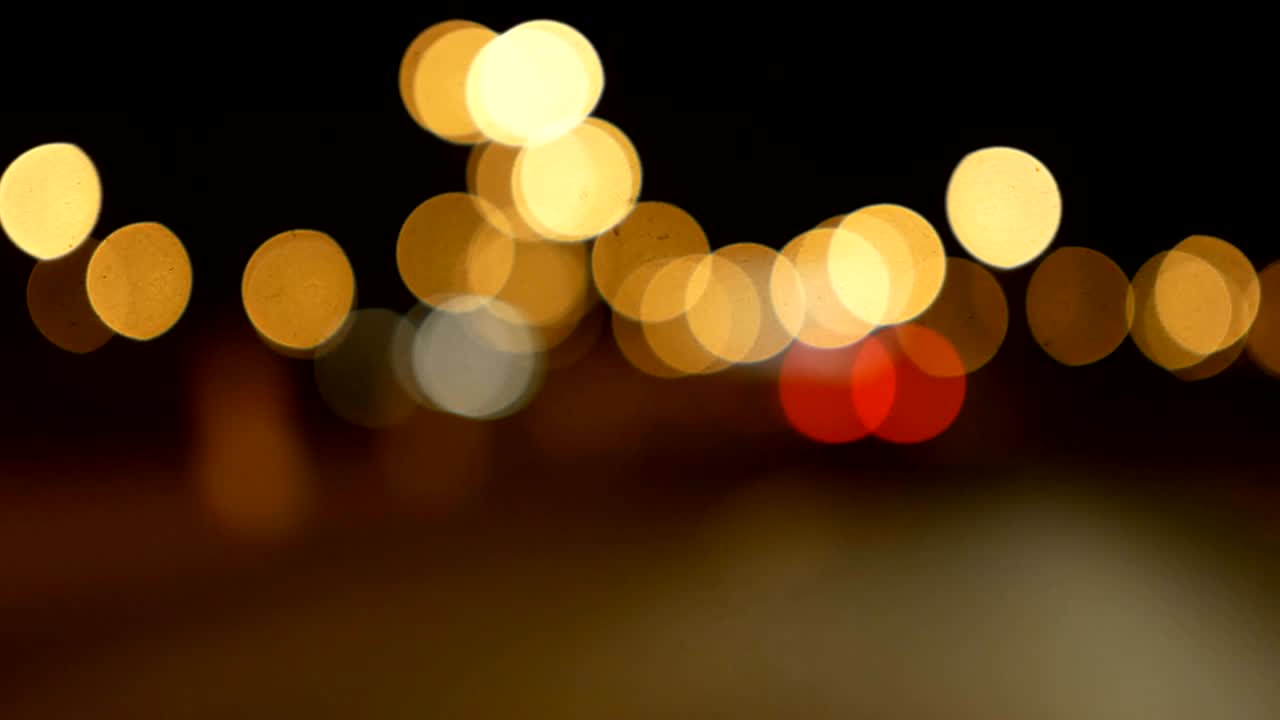 conducir un coche a través de la carretera de la noche, la autopista. luces desenfocadas calle de los ángeles resumen. ciudad fondo borroso. movimientos círculos bokeh de tráfico nocturno.