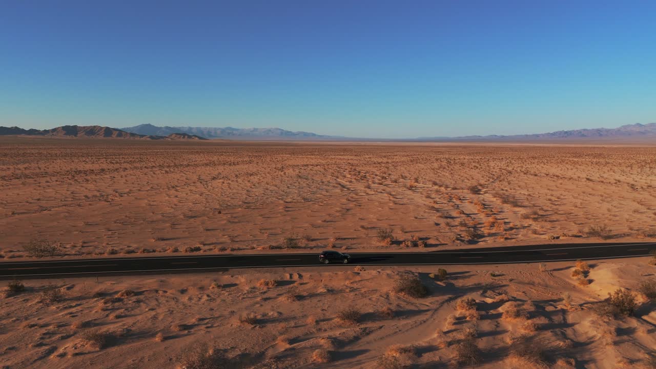 coche moderno conduciendo en el desierto en una carretera de california a arizona
