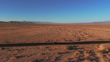 Coche-Moderno-Conduciendo-En-El-Desierto-En-Una-Carretera-De-California-A-Arizona.