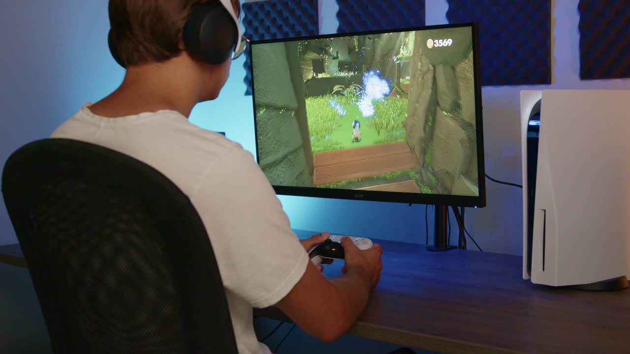 ragazzo che gioca su una playstation con una ps