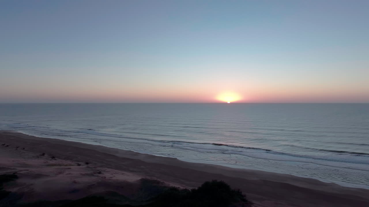 aéreo - amanecer en el lago salado mar chiquita, córdoba, argentina, marcha atrás