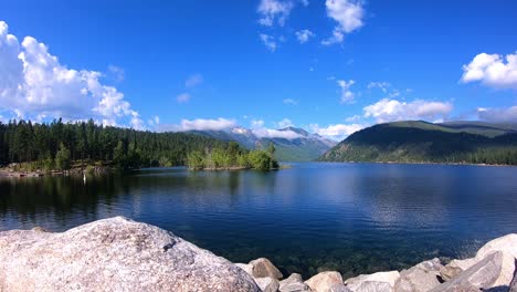 Ein-Zeitraffer-Von-Wolken,-Die-über-Einen-Bergsee-Mit-Booten-Auf-Dem-See-Rollen