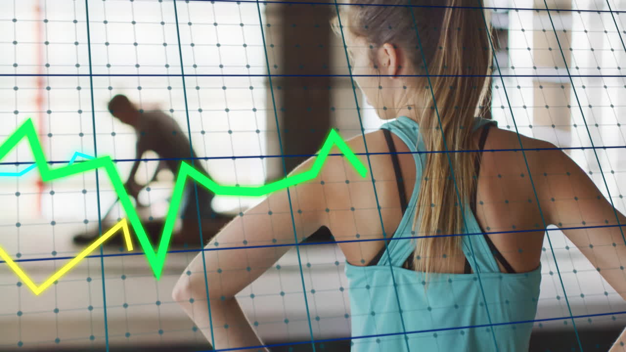animación de procesamiento de datos financieros sobre mujer caucásica en el gimnasio