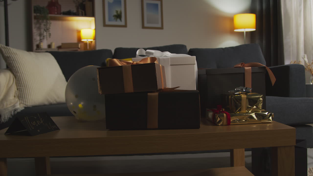 집 의 라운지 에 있는 테이블 에 있는 선물 포장 된 선물  에 있는 감사 카드