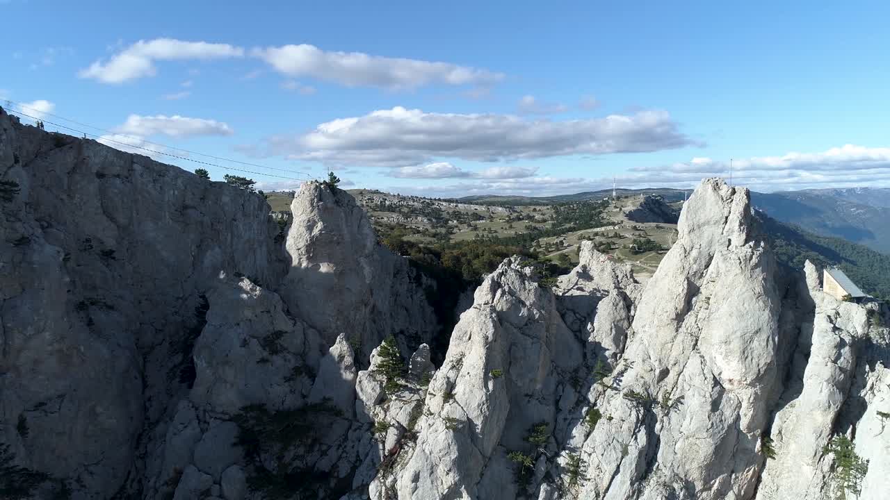 Picos e Falésias Majestosos da Montanha
