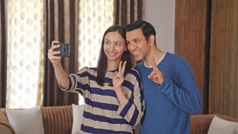 Feliz-Pareja-India-Haciendo-Clic-En-Buenos-Selfies