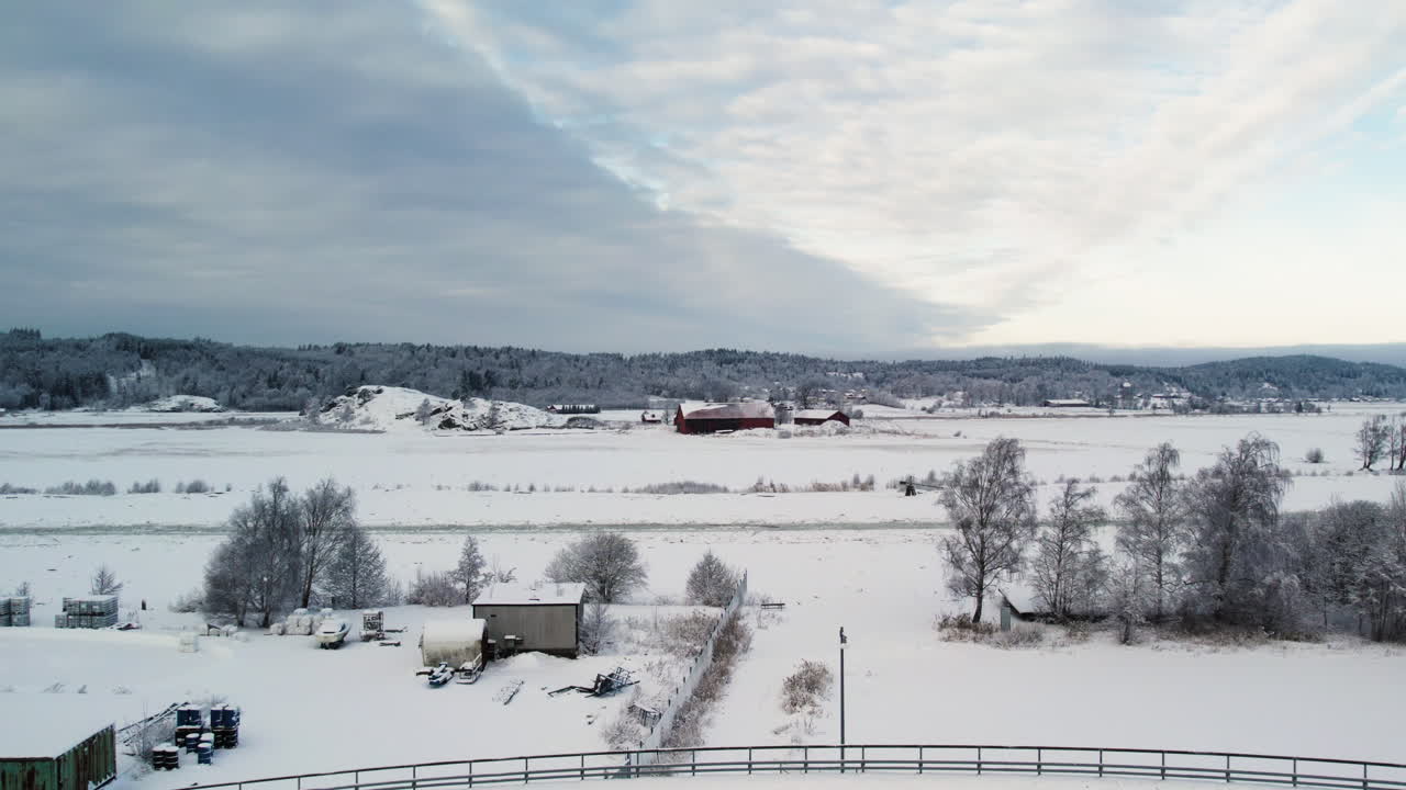 스웨덴 시골은 겨울에 눈으로 여 있습니다.