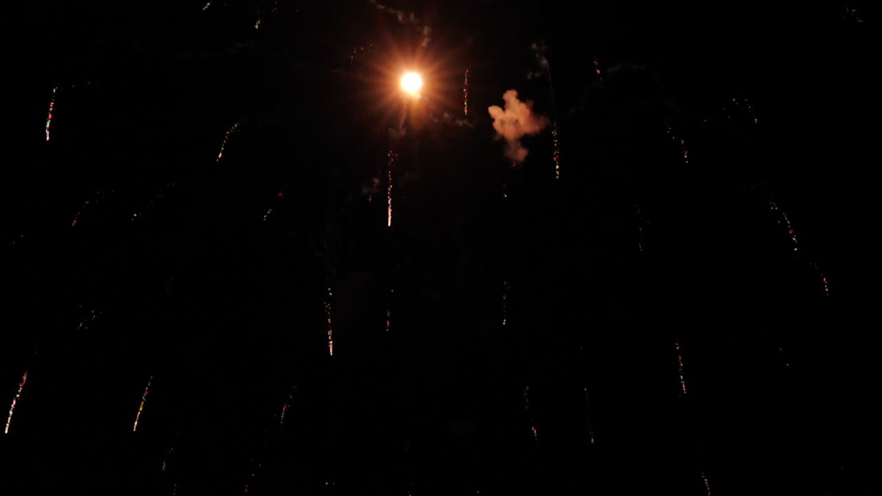 espectáculo de fuegos artificiales por la noche