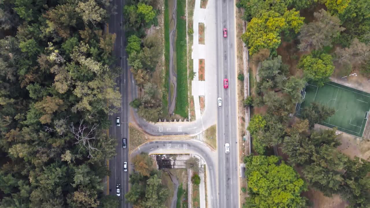 timelapse de vista de una avenida principal de zapopan, es avenida patria y colomos, extensa vegetacion