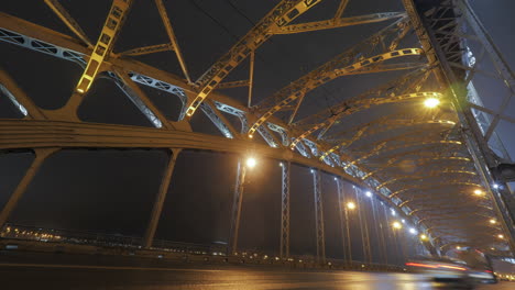 Zeitraffer-Des-Autoverkehrs-Auf-Der-Brücke-Bei-Nacht