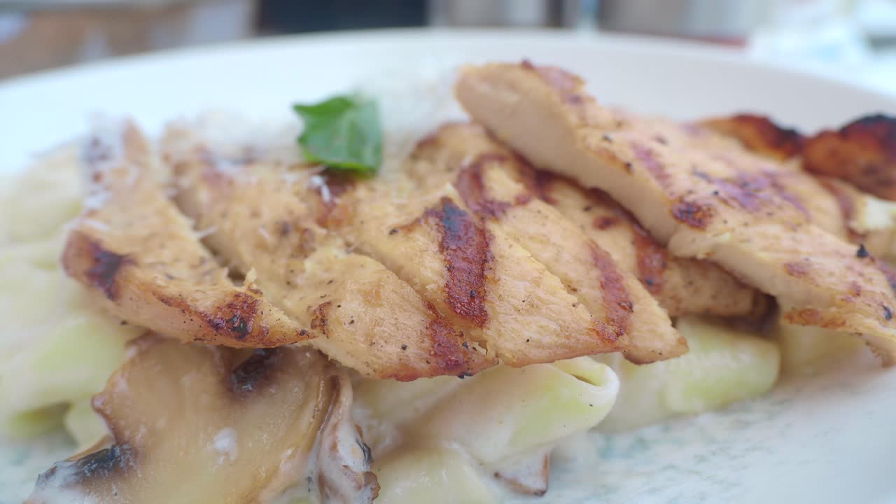 pollo a la parrilla con pasta