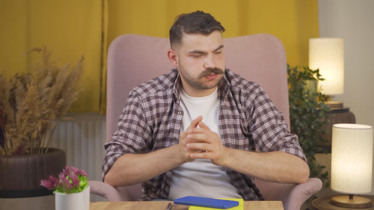 hombre nervioso estresado y reflexivo.