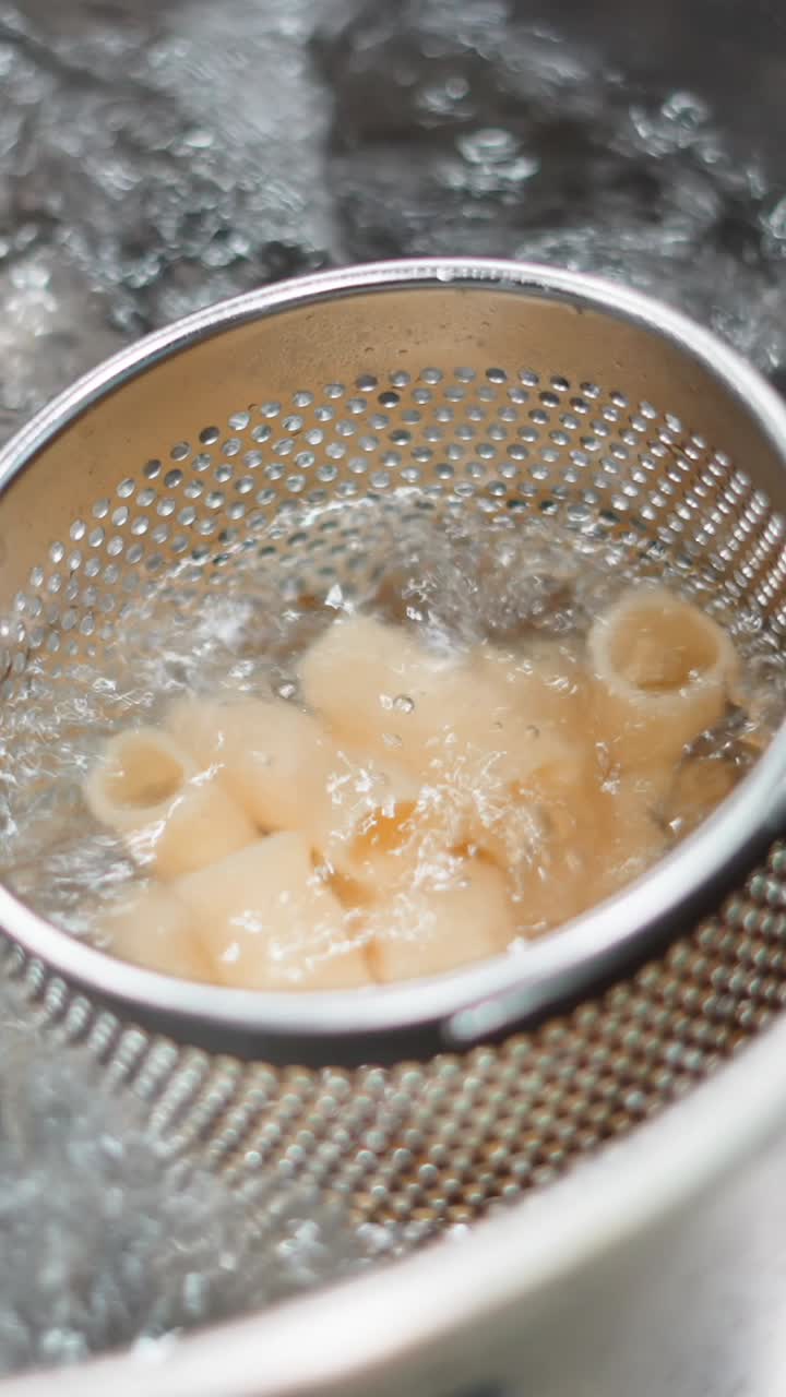 Boiling food in a colander