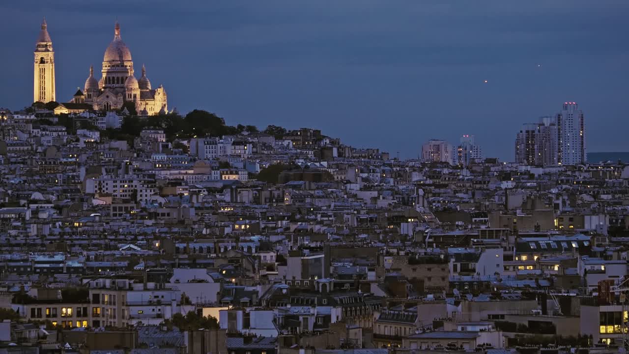 Vista aerea della Basilica del Sacro Cuore al crepuscolo, alta sopra i tetti di Parigi, Francia
