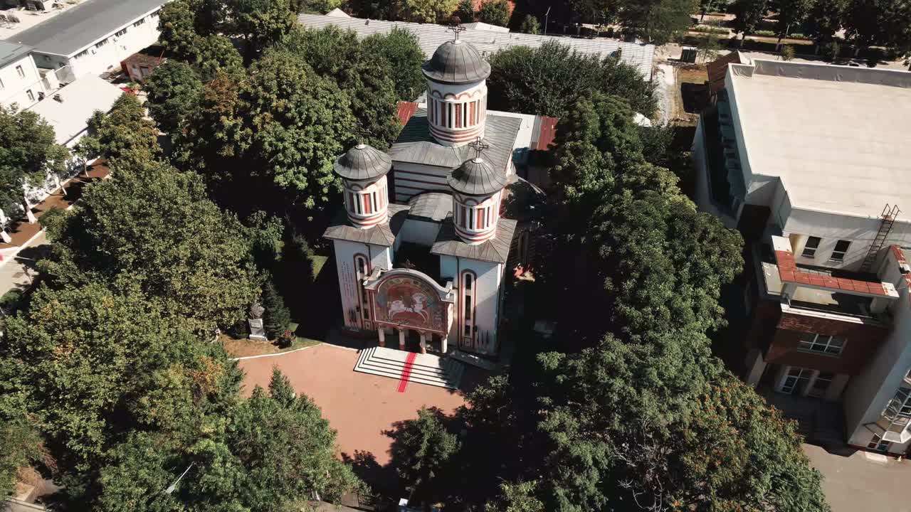 Tomada orbital de drone da Igreja Militar de São Mina com a área circundante