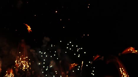 exhibición sincronizada de fuegos artificiales para una exhibición de pirotecnia para un festival en un país asiático