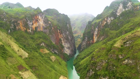 Vista-Aérea-Del-Magnífico-Río-Nho-Que-Con-Su-Agua-Verde-Azul-Turquesa-Que-Fluye-A-Través-Del-Hermoso-Paso-Ma-Pi-Leng-En-El-Norte-De-Vietnam