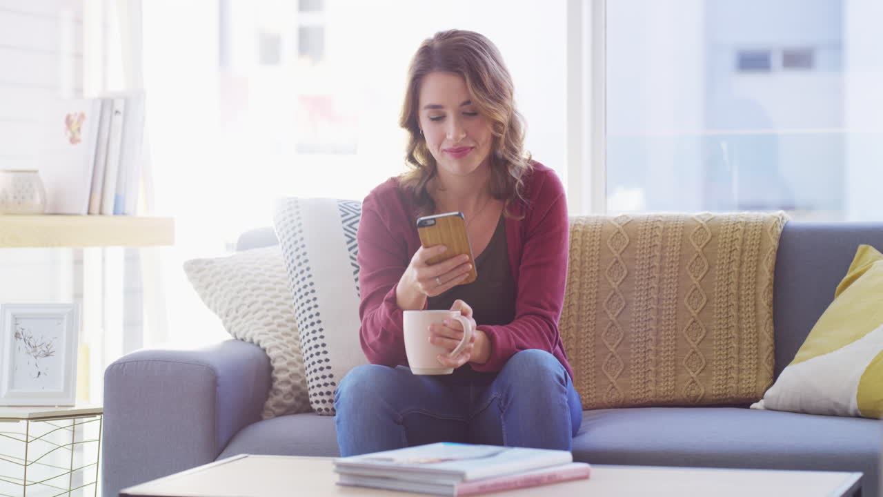 desplazándose a través de su alimentación de noticias emocionantes