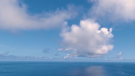 Sich-Schnell-Bewegender-Wolkenzeitraffer-über-Dem-Offenen-Blauen-Ozean-Mit-Reflexionen-Von-Wolken-In-Wasserpflanzen