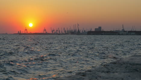 Puesta-De-Sol-Dorada-Sobre-El-Mar-Y-El-Muelle