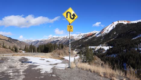 zeitraffer-s-kurve-schild berge