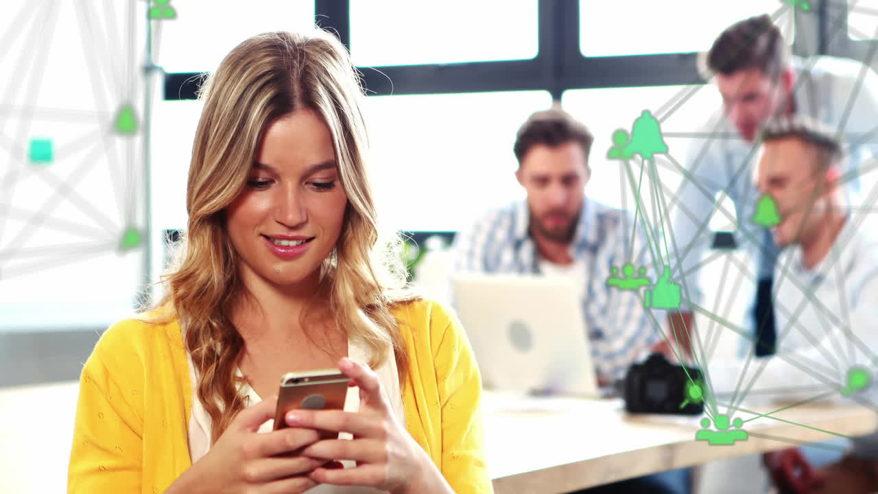 animación de globo de red de conexiones sobre mujer de negocios caucásica usando teléfono inteligente