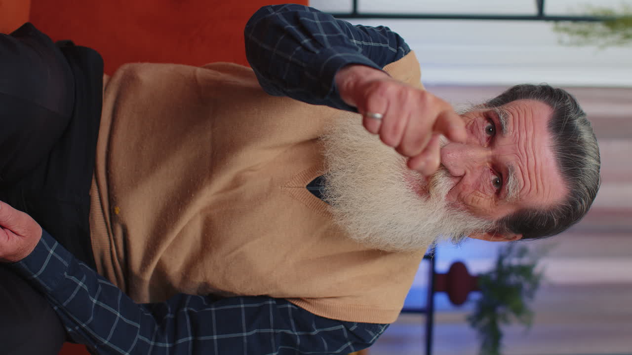 카메라를 가리키며 미소 짓고, 행운의 승자를 선택하고, 표시하고, 초대하고, 승인합니다.