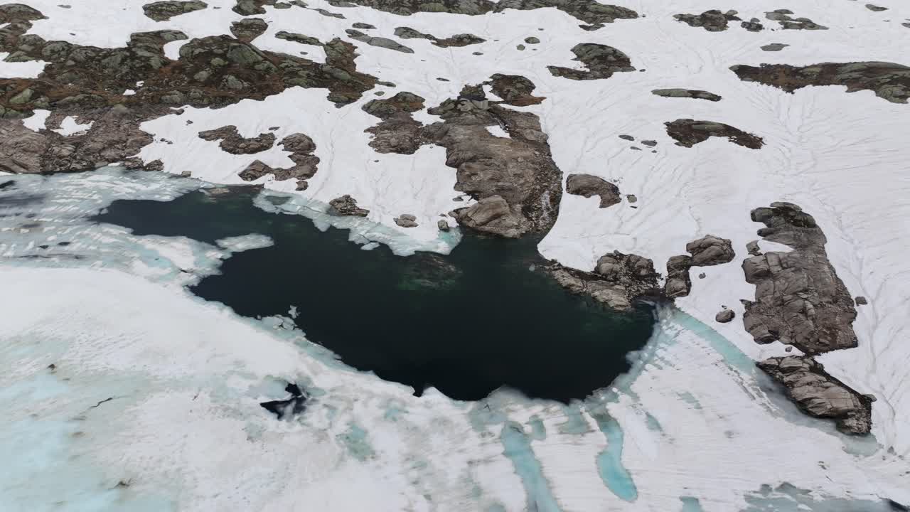 스위스 에서 얼음 과 눈 이 있는 겨울 시즌 에 얼어붙은 그리스멜 패스 호수 나 그리스멜 패스 위 를 도는 공중 드론