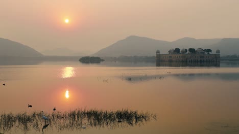 Jal-Mahal-(was-„Wasserpalast“-Bedeutet)-Ist-Ein-Palast-In-Der-Mitte-Des-Man-Sagar-Sees-In-Der-Stadt-Jaipur,-Der-Hauptstadt-Des-Bundesstaates-Rajasthan,-Indien.